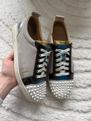 Christian Louboutin - Nypris 10k, defekt finns vid insida. 