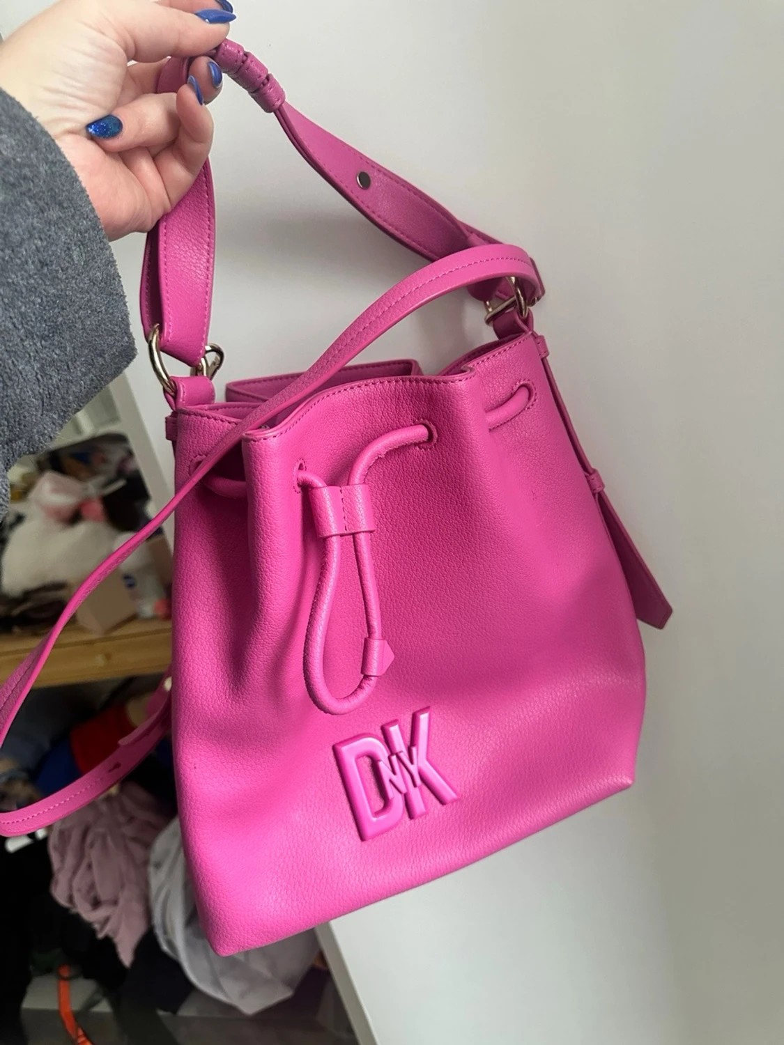 Rosa bucket bag från DKNY