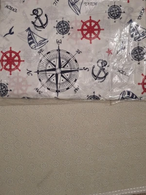  påslakanset  155x215 Lakan 160x240 Örngott 50x70  - Säljer ett vitt påslakanset med marin design, dekorerat med blåa och röda motiv som kompassrosor, ankare, skeppsrattar och segelbåtar. Materialet är mjukt tyg, perfekt för dig som gillar havsinspirerad inredning. Setet innehåller både påslakan 155x215 Lakan 160x240 Örngott 50x70 Bomulltyg helt ny oanvänd 