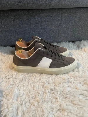 Tom Ford Cambridge Sneakers - Hej, säljer nu mina Tom Ford Cambridge skor. Otroligt bra skick, använda någon enstaka gång. Garanterad äkthet. Finns även kvitto/köpebevis som intygar på detta. Storlek 9,5 vilket motsvarar 43. Otroligt sällsynt färg! Hör gärna av dig vid eventuella frågor! 