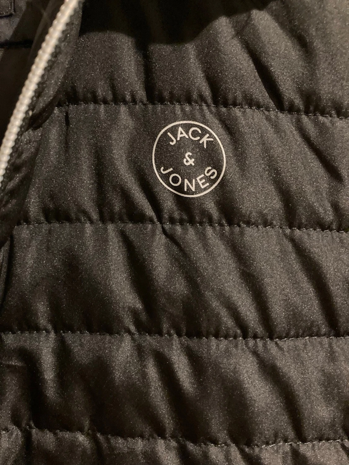 Svart vindjacka från Jack & Jones - 1