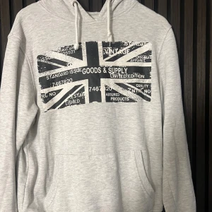 Cedar wood hoodie  - En extremt fet Cedar Wood hoodie som jag säljer nu. Bara fråga ifall ni undrar något//  sitter som s