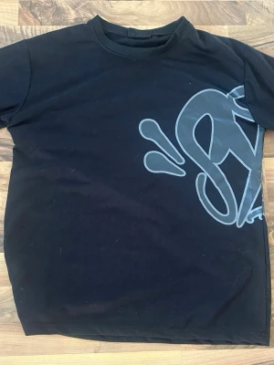 Svart t-shirt med stor grafisk print - Svart syna T-shirt knappt använd storlek L skickar samma dag 