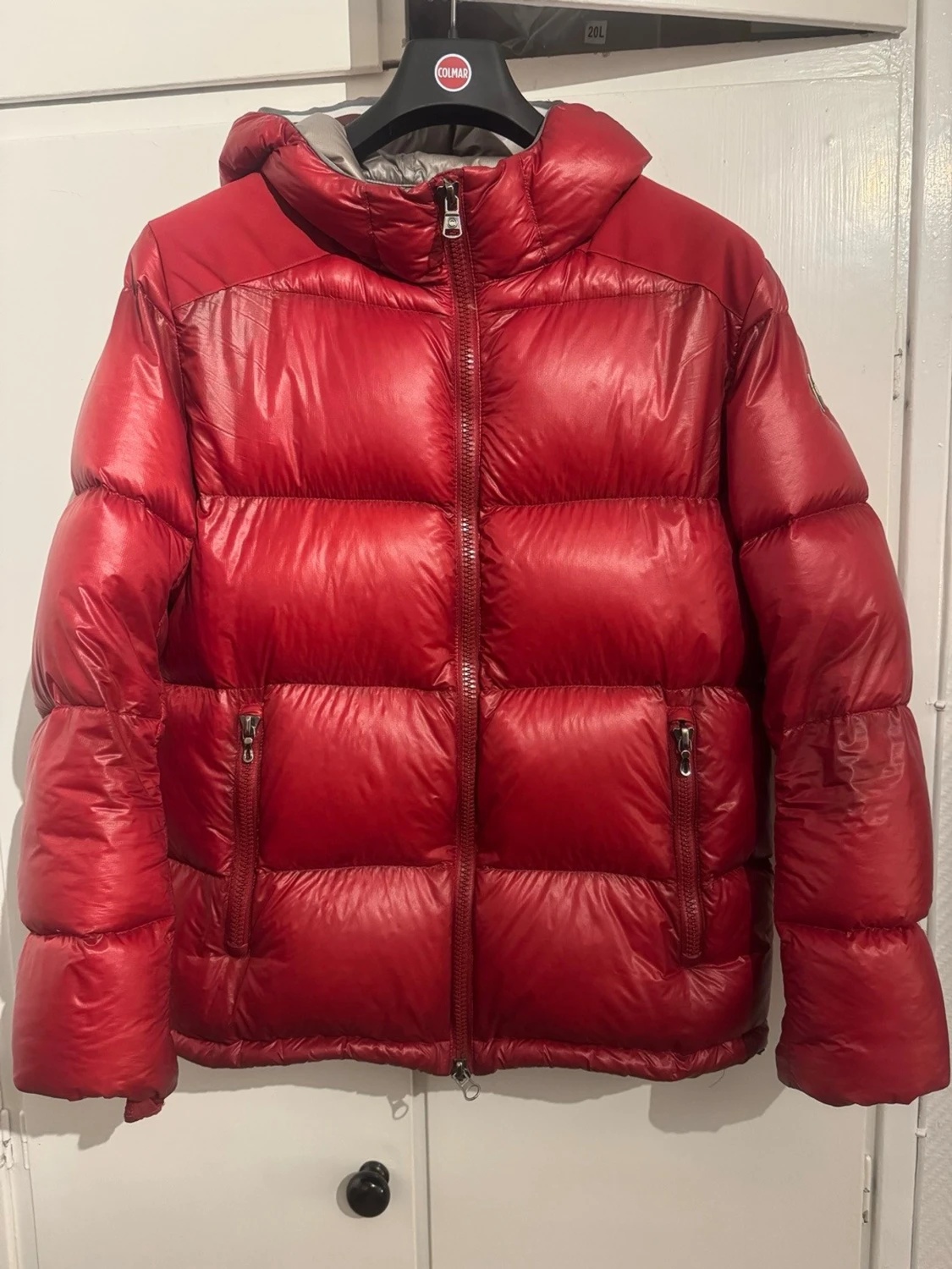 Röd pufferjacka med huva