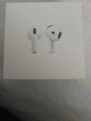 Apple AirPods trådlösa hörlurar - Snygga och smidiga vita AirPods från Apple. Trådlösa in-ear hörlurar med stilren design och rundad form. Perfekta för musik, poddar och samtal. Tillverkade i tålig plast och passar perfekt till iPhone och andra Apple-enheter. Använt 3-4 gånger