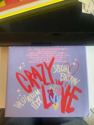 Itzy Crazy in Love Album - (Special Edition) Itzy album, inte jättebra kondition 🥲 men fin photobook. Inga photocards 😔.