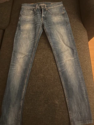 Dondup George  - Ett par snygga dondup George i stolek 29 med tvätt o lätta slitningar.