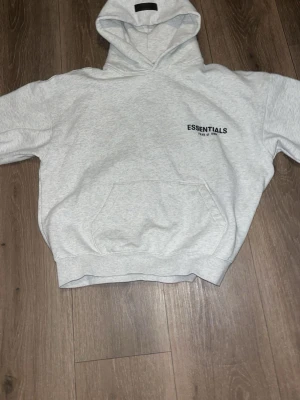 Grå Essentials Fear of God hoodie - En essentials hoodie storlek s men passar xs ny inga fläckar eller hål 