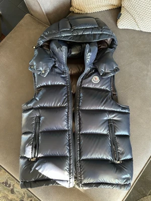 Moncler Bormes väst - Snygg navy bormes dunväst från Moncler. Size 1 vilket motsvarar S/M. Utmärkt skick, inga skråmor/hål eller dylikt. SMS-kompisar och ”Sista pris?” Undanbedes