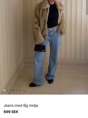 Nakd low waist  jeans i storlek 32 - Hej! Säljer mina sjukt snygga low waist jeans från nakd på grund av att de är för långa, byxorna är i storlek 32, de är helt nya, och bara använt en gång, men råkade ta bort lappen💕nypris:700 säljer för 500