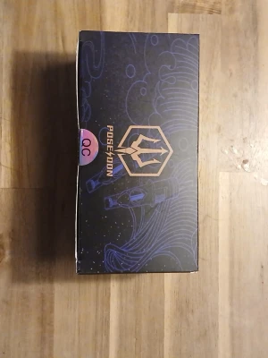 Poseidon Cartridge III nålar - Säljer en oöppnad förpackning Poseidon Cartridge III, premium tatueringsnålar. Lådan är svart med guld- och blå detaljer samt Poseidon-logga med treudd. Perfekt för dig som vill ha kvalitetsnålar till tatueringsmaskin. 50 pcs.