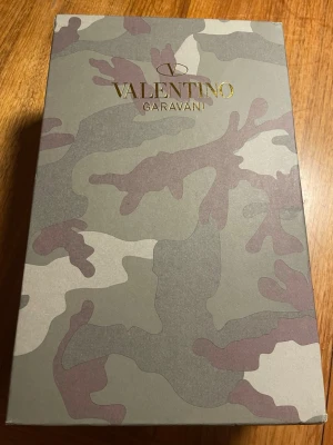 Valentino rockrunners - Ett par helt nya och aldrig använda valentino rockrunners. Skorna är storlek 44 men passar även 43. Svart vita skor med en unik röd detalj gör skorna unika men snygga. Det ingår skor, premium dustbag och box. Allt i toppskick. Skickar samma dag,buda gärna.