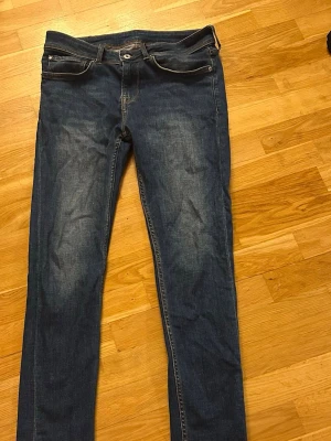 Blå skinny jeans från Pepe Jeans - Snygga blå skinny jeans från Pepe Jeans London med klassisk femficksmodell och kontrastsömmar. Jeansen har en smal passform och är tillverkade i mjukt denimtyg som sitter tajt längs benen. Perfekta för en trendig och avslappnad stil. Längd 31. Bara höra av dig vid funderingar 