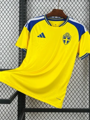 Sverige fotbollströja Adidas gul/blå - Gul fotbollströja från Adidas med blå detaljer och Sveriges landslagsemblem på bröstet. Tröjan har korta ärmar, rund hals och är tillverkad i ett lätt funktionsmaterial. Perfekt för träning eller match.