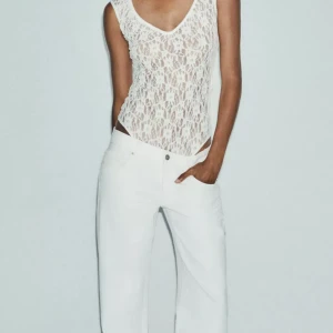 Low waist jeans zara - Snygga vita jeans från zara.                                                Stl 44.                                                                                   Ny med prislapp.                                                                Slutsålda