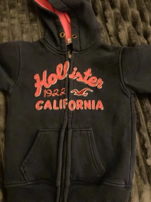 Hollister zip hoodie  - Köpt från sellpy, storlek 128. Pris kan diskuteras.Kolla gärna in på min profil 🤗🙌🩷