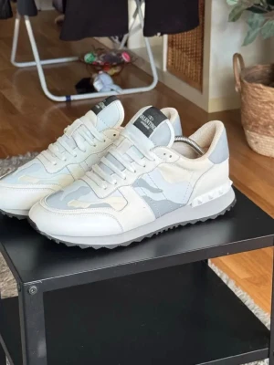 Valentino Rockrunner sneakers  - Använda några gånger, Dustbag medföljer kom med bud!!