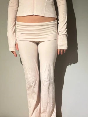 Ljusrosa yoga pans från Gina Tricot -  Ljusrosa yoga pants från Gina Tricot. Använda tre gånger men är lite bruna längst ner på benet.