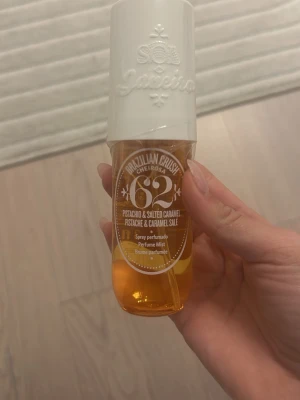 Sol de Janeiro Cheirosa 62 Parfymmist - En parfymmist från Sol de Janeiro med toner av pistage och saltad karamell.  Innehåller 90 ml, oanvänd