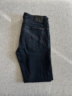 Nudie jeans - Nudie jeans (skinny Lin) i 10/10 skick. Jeansen är svarta med en riktigt snygg tvätt som får de att sticka ut lite extra.