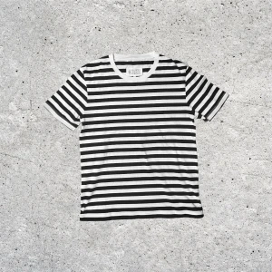 Maison Margiela Striped Randig T Shirt - 🙌‼️Maison Margiela Randig T-Shirt ‼️🙌 : Svart och Vit : Taggad size S - Passar som S : Obs att jag sytt upp t shirten någon cm (syns lite på sista bilden), tröjan är ganska lång annars : Vill du ha T shirten i ursprunglig storlek, kan jag sprätta upp sömmen så att tröjan får sin originala längd : Kvitto finns tyvärr inte, dock äkta givetvis : Skick 9,5/10, använd 1 gång försiktigt : Mått och fler bilder går att lösa!