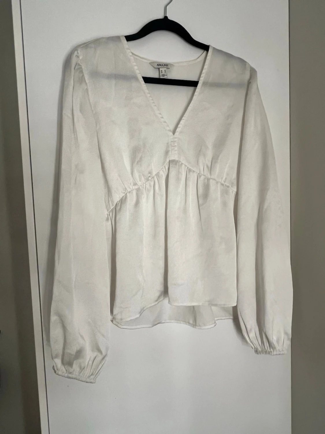 Vit blus med v-ringning