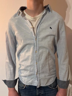 Skjorta - | Skick: 8/10 | Färg: Ljusblå | Modell: 168cm, 48kg | Vad inkluderas: Enbart skjortan | Nypris: 499kr | 