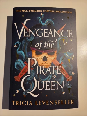 Vengeance of the Pirate Queen - En spännande fantasybok på engelska. Boken handlar om pirater, äventyr och farliga uppdrag till havs. Perfekt för dig som gillar action, magi och starka karaktärer.