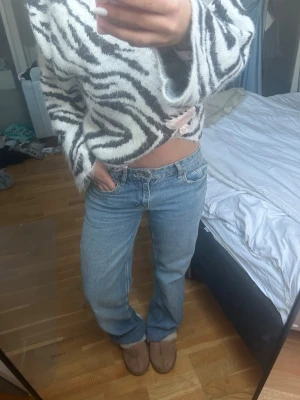 Low waist wide jeans från Zara  - Supersnygga trendiga low waist wide jeans från Zara, i nyskick!🤗🤗