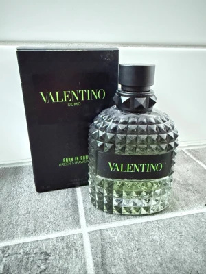 Valentino Uomo Born In Roma Green Stravaganza - Valentino Uomo Born In Roma Green Stravaganza är en parfym för män med en cool, modern flaska i klarglas med nitar och svart lock. Förpackningen är svart med limegröna detaljer och text. Flaskan rymmer 100 ml och har en exklusiv, edgy design. Inköpt på kicks. Vill bara bli av med den, skulle uppskatta att de är ungefär ≈75% kvar i den. För frågor kom pm. Allt gott /Neo💫