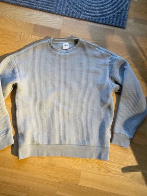 Striped sweatshirt   - Säljer nu min striped sweatshirt i storlek S. Bra skick, inga hål, fläckar eller annat. Mått längd: cirka 63-64 cm. Passar sjukt bra till det mesta och den har en riktigt nice passform. Tjockt material i riktig bra kvalitet. 