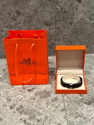Hermes Armband - Tja, säljer nu min super snygga Hermes armband. Riktigt fint och läckert armband som passar alla möjliga outfits. Alla tillbehör medföljer vid köp, skriv vid minsta lilla fundering!