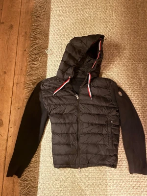 Moncler Cardigan - Helt ny, aldrig använd bara testats. Säljer för att den inte passade! Mer info eller bilder är det bara att fråga om!