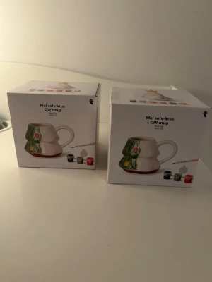 DIY mugg målaset i förpackning från Flying Tiger  - Två DIY muggar i förpackning där du själv kan måla din egen mugg från Flying Tiger. Setet innehåller en mugg i keramik, pensel och flera små burkar med färg i olika nyanser. Helt nya och den ena förpackningen är bara öppnad för att kolla innehållet. Båda säljs tillsammans för 119 kr. 
