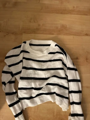 Randig tröja - Snygg svartvit randig tröja, inte använd så mycket. Väldigt skönt material. Skriv om frågor.