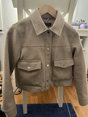 Beige vårjacka från Zara - Stilren beige tunn jacka från Zara i strl s. Endast använd ett fåtal gånger så i mycket bra skick.
