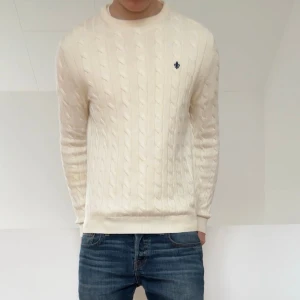 Vit Morris kabelstickad tröja - Säljer en sjukt fet tröja från Morris i färgen creme vit och är kabelstickad. Tröjan är i bra skick då den har varit väl omhändertagen och är i S och sitter även som S. Hör gärna av er vid frågor elr funderingar!!