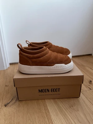 Moon Boot Park Soft Suede Cognac - Säljer ett par bruna Moon Boot, använda endast en gång i mataffären i 15 min. Nypris ca 2500kr