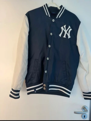 New York yankees collegejacka - Märke : Majestic , New York Yankees collegjacka.   Marinblå och vit.  Storlek M.  I bra skick , titta bilder.