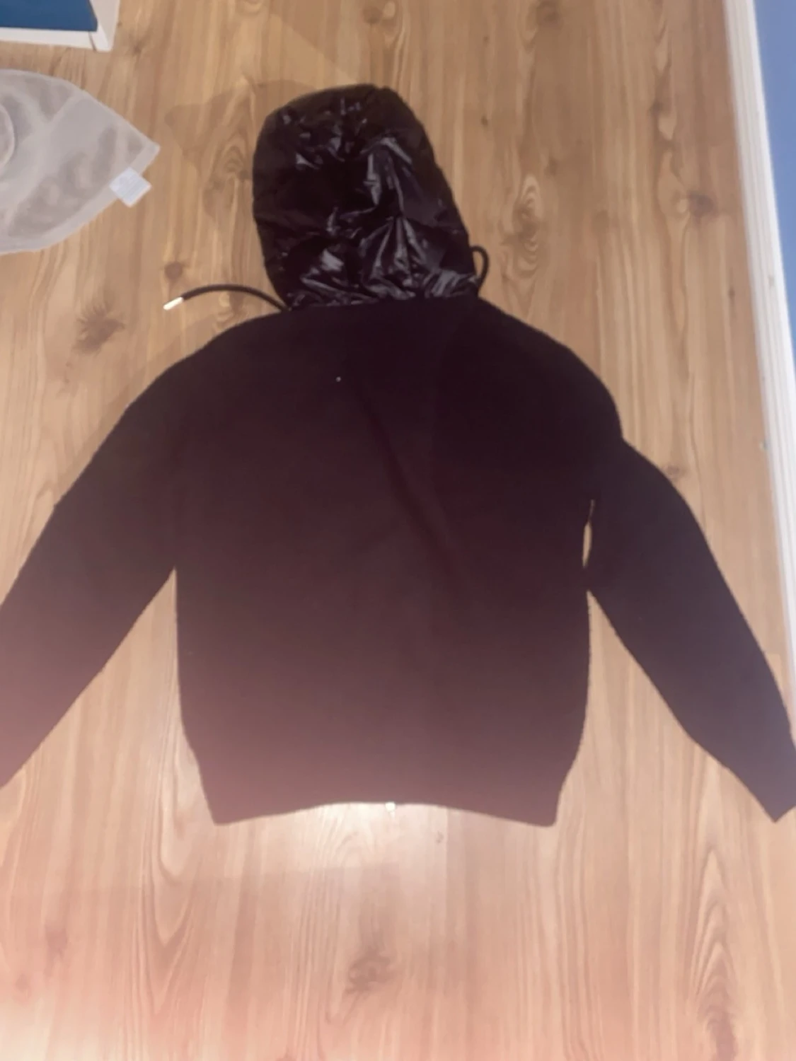 Svart dunjacka med huva från Moncler - 1