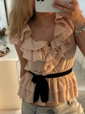 härlig rosa volangskjorta - Toppen är i storlek 42 men jag har kläder i S-M och den passar mig perfekt.