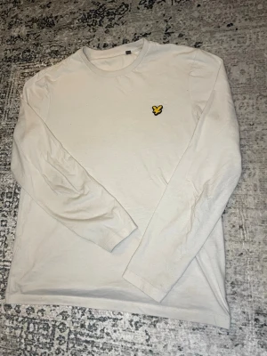 Flera kläd plagg  - Snygg grå Nike vindjacka passar perfekt för för hösten Vit långärmad tröja från Lyle & Scott. En skön Hugo boss t-shirt  går även och köpa en grej bara 