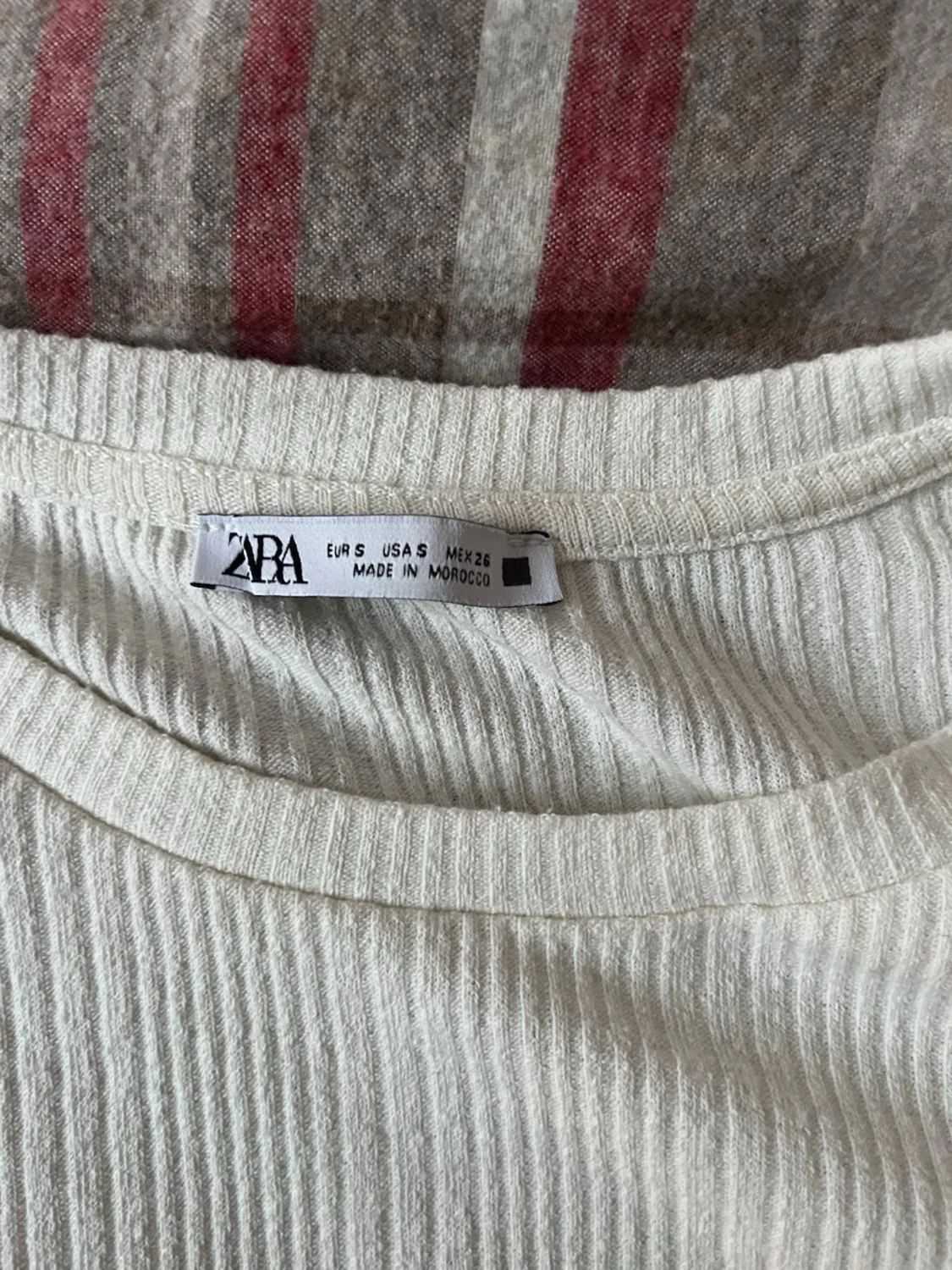 Vit ribbad topp med volangärmar💓 - 2