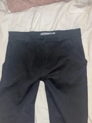 Svarta kostymbyxor - Svarta kostymbyxor. Storlek 150, passar mig som har xxs men då sitter de lite pösigt.