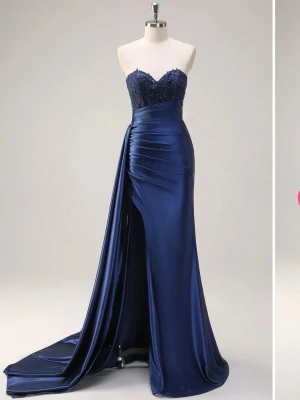 Marinblå balklänning  - Elegant marinblå långklänning i satin med hjärtformad överdel dekorerad med spets och paljetter. Klänningen är axelbandslös och har en markerad midja samt hög slits framtill. Bara använd en gång, Perfekt för bal🥰