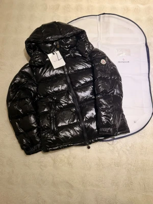 Moncler Maya jacka  - Säljer en Moncler Maya jacka i storlek 3/som passar både Small och Medium. Jackan är helt ny och oanvänd med originaltaggar kvar. Färgen är svart och modellen är den klassiska Moncler Maya som är både varm och stilren.   Pris 1800 kr  Pris kan diskuteras vid snabb affär.  Vid frågor eller funderingar tveka inte på att höra av dig ! 