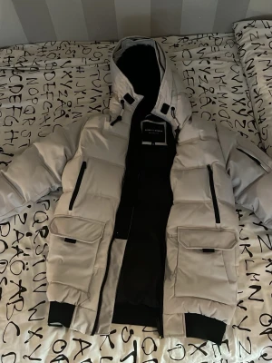 Vinterjacka - Säljer nu min supply and demand jacka. Använd 2 gånger under förra året och bara legat i en garderob sen dess. Finns även päls ”krage” man kan ha på luvan. 