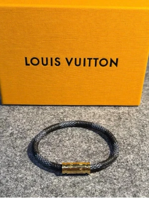 Lv armband - Riktigt snygga lv armband som passar till alla tillfällen! BOX INGÅR INTE! Pris kan diskuteras vid snabb affär!