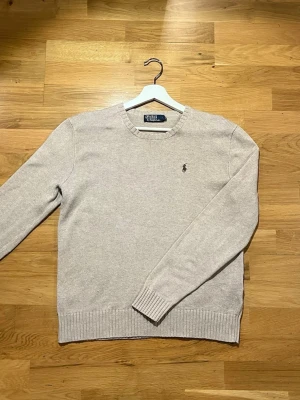 Ralph Lauren - Beige Sweater - Snygg beige Ralph Lauren tröja | Storlek: M | Skick: Mycket bra skick, inga fläckar eller trasigheter | Kom privat vid frågor, allt gott |