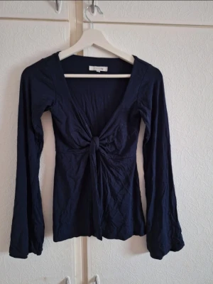 Marinblå långärmad knytblus - Säljer denna blus från Design by Si. Använd fåtal gånger så är i mycket bra skick. Storlek xs/s 💞.